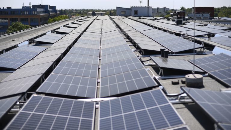 Installer des panneaux photovoltaïques sur les toitures de son entreprise